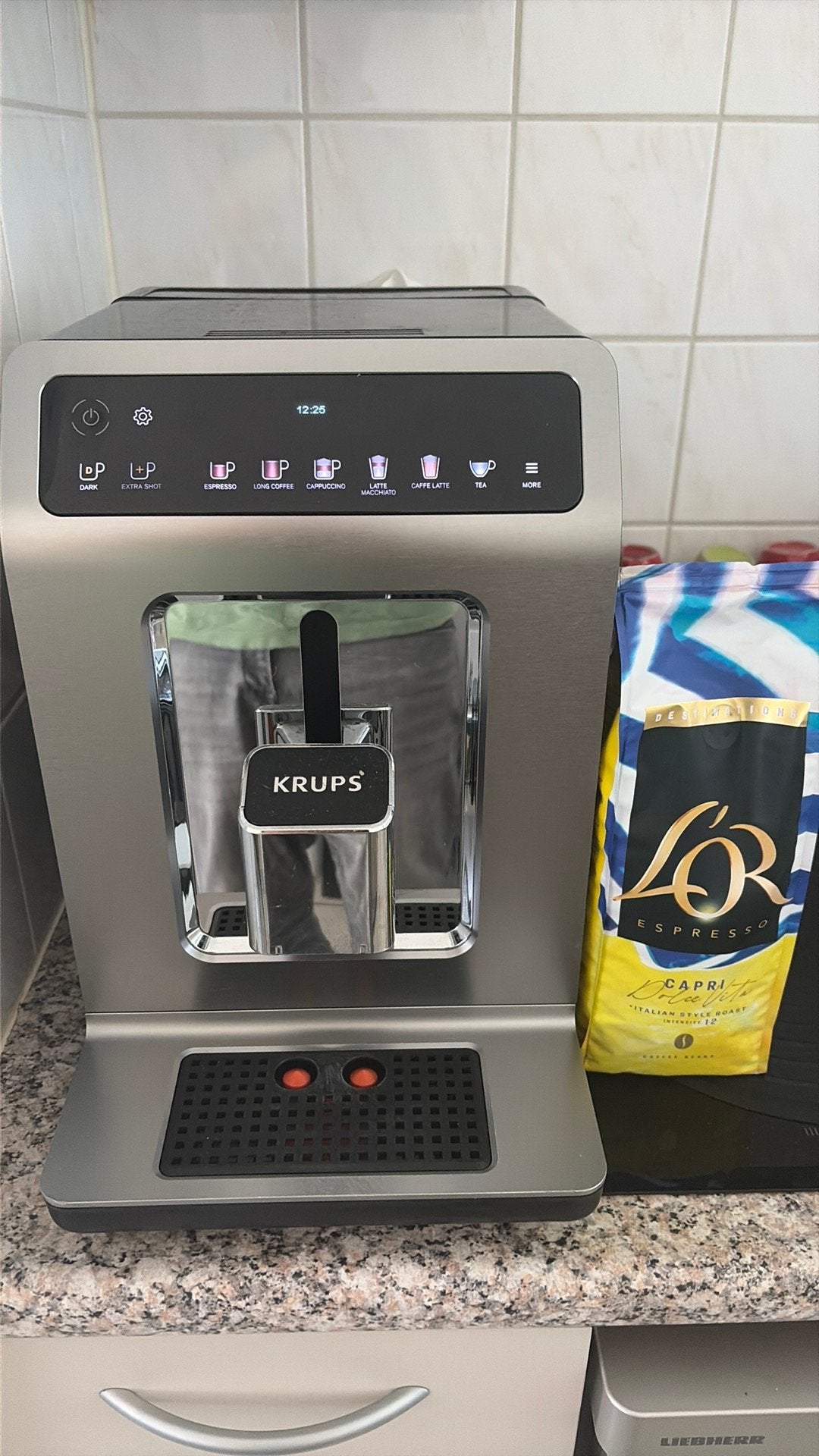 Krups EA897B10, Afneembaar waterreservoir, Gebruikt, Espresso apparaat, 2 tot 4 kopjes