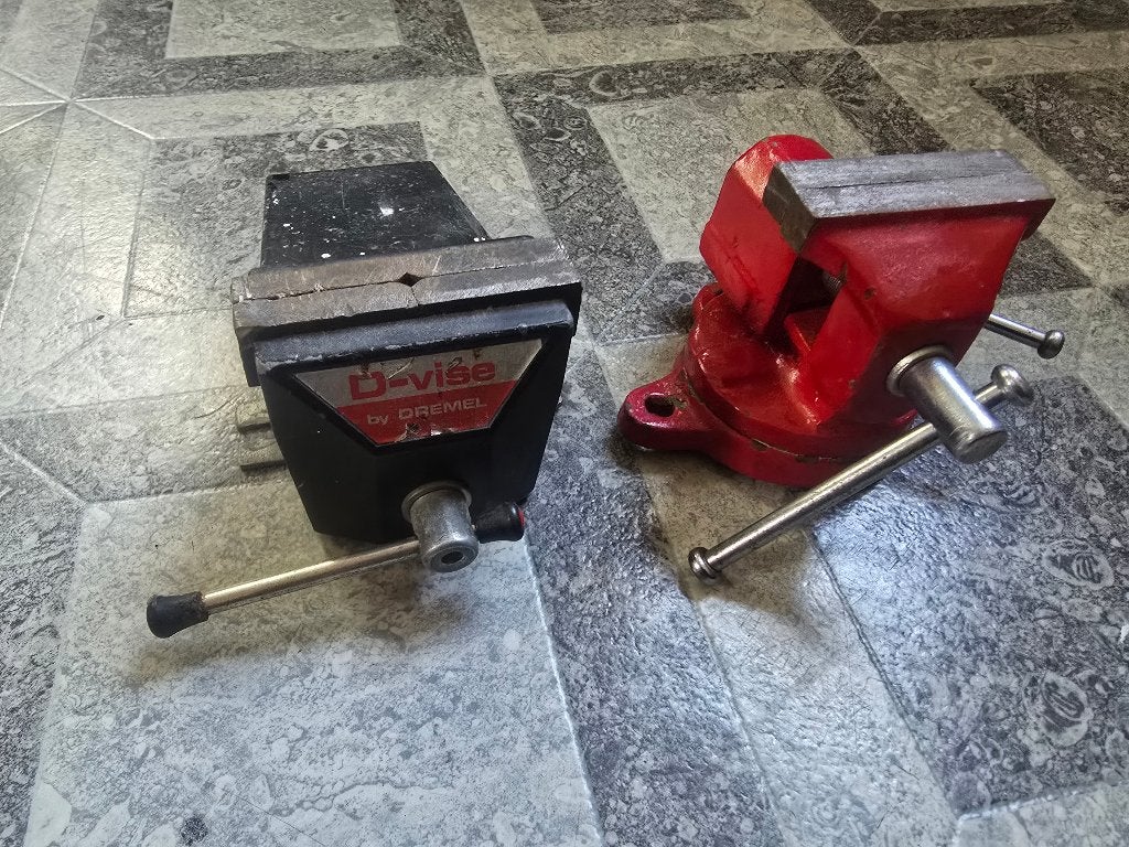 DREMEL BANKSCHROEF + draaibare bankschroef, Ophalen of Verzenden, Zo goed als nieuw, Metaaldraaibank