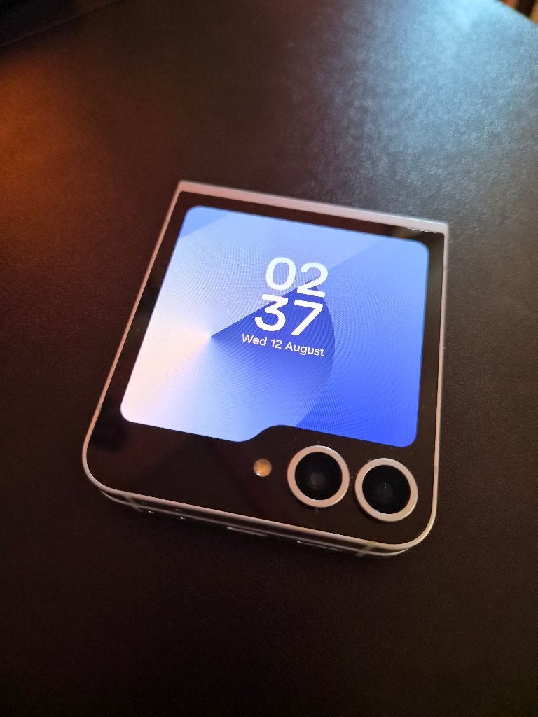 Foto 2 van Samsung Galaxy Z Flip6 256GB Blue – vrijwel nieuwstaat