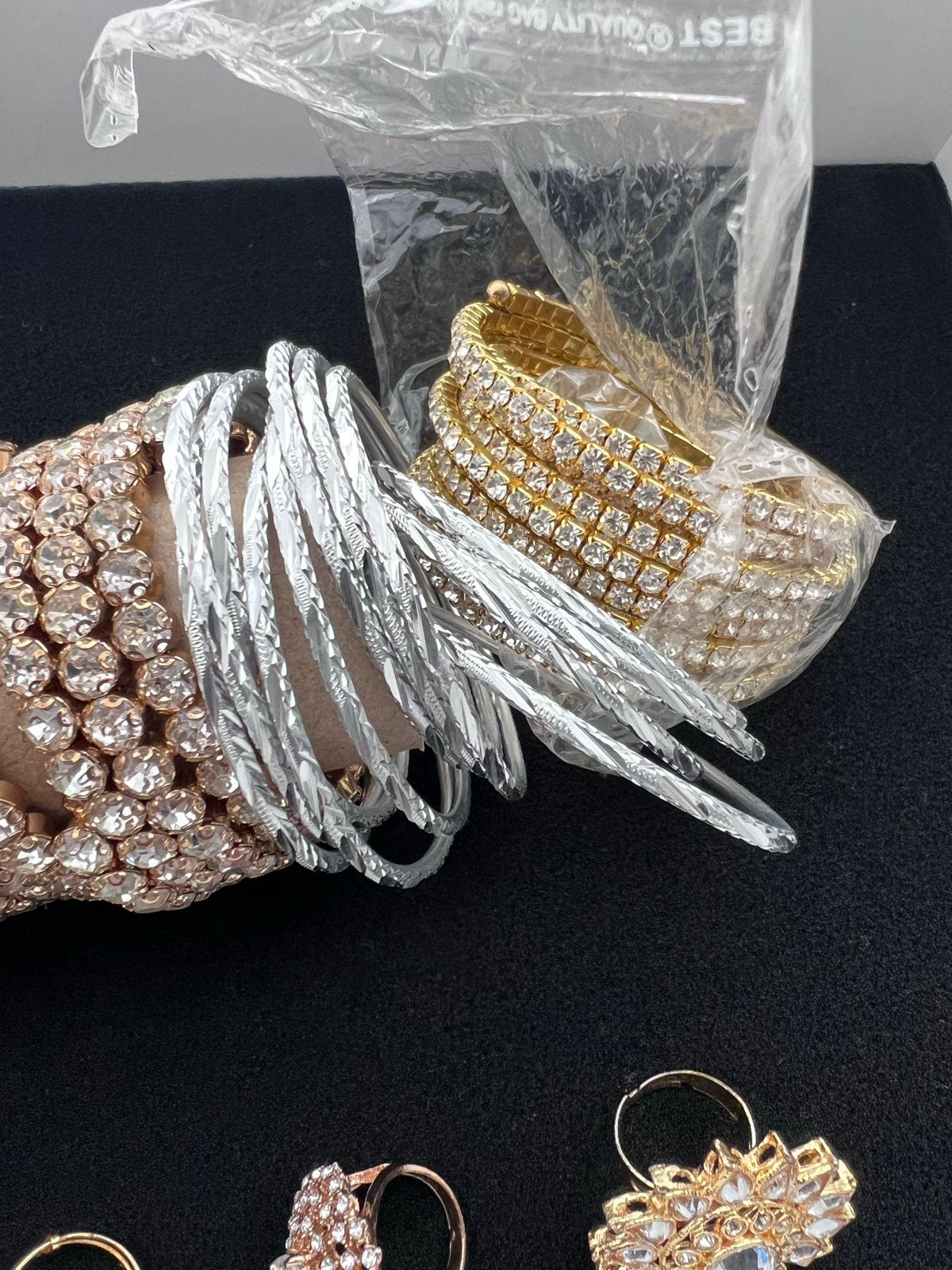 Set van diverse armbanden en ringen met strass, Ophalen, Overige materialen, Gebruikt, Goud