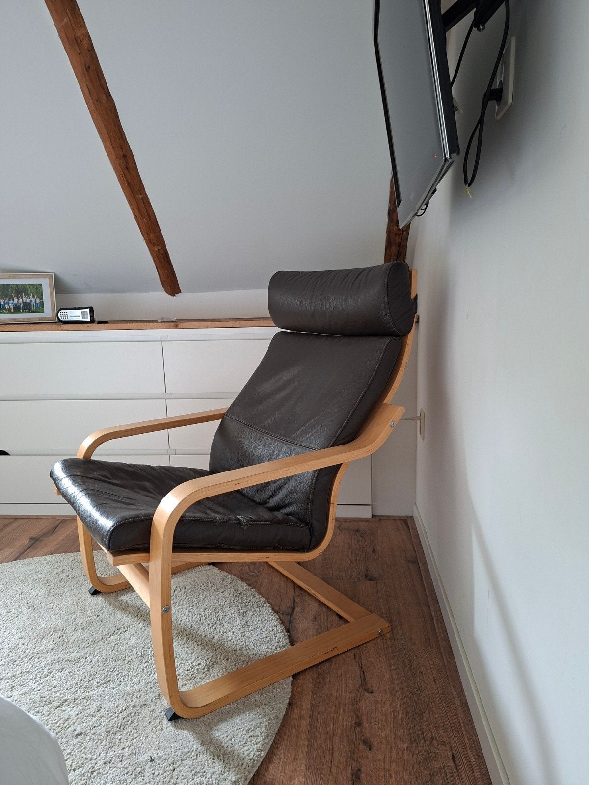 Poang leunstoel met bruin leren bekleding., Ophalen, Gebruikt, 75 tot 100 cm