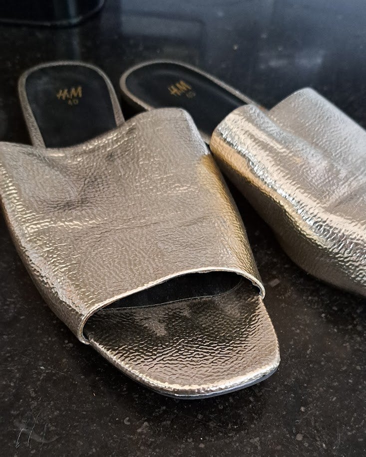 SLIPPERS H&M 40 GOUD kleurig, Slippers, H&M, Overige kleuren, Ophalen of Verzenden
