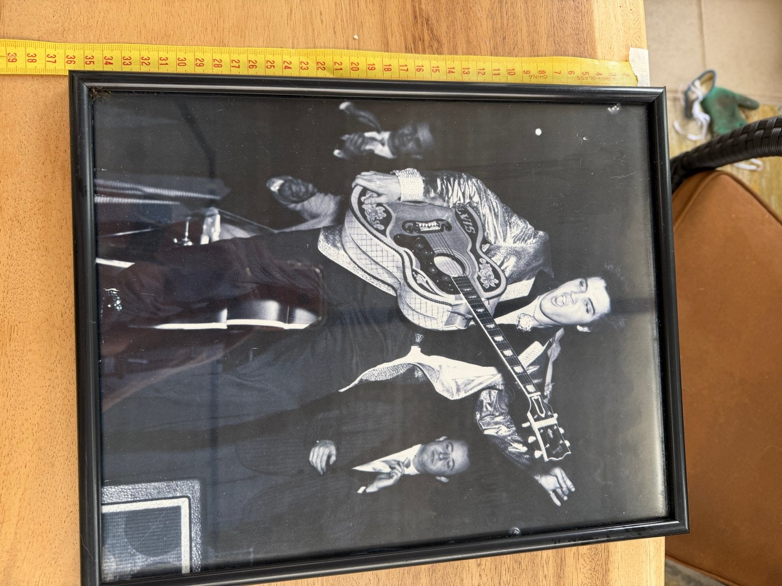 Ingelijste zwart-wit foto van Elvis Presley met gitaar, Minder dan 50 cm, Gebruikt, Oorspronkelijke maker, Ophalen of Verzenden