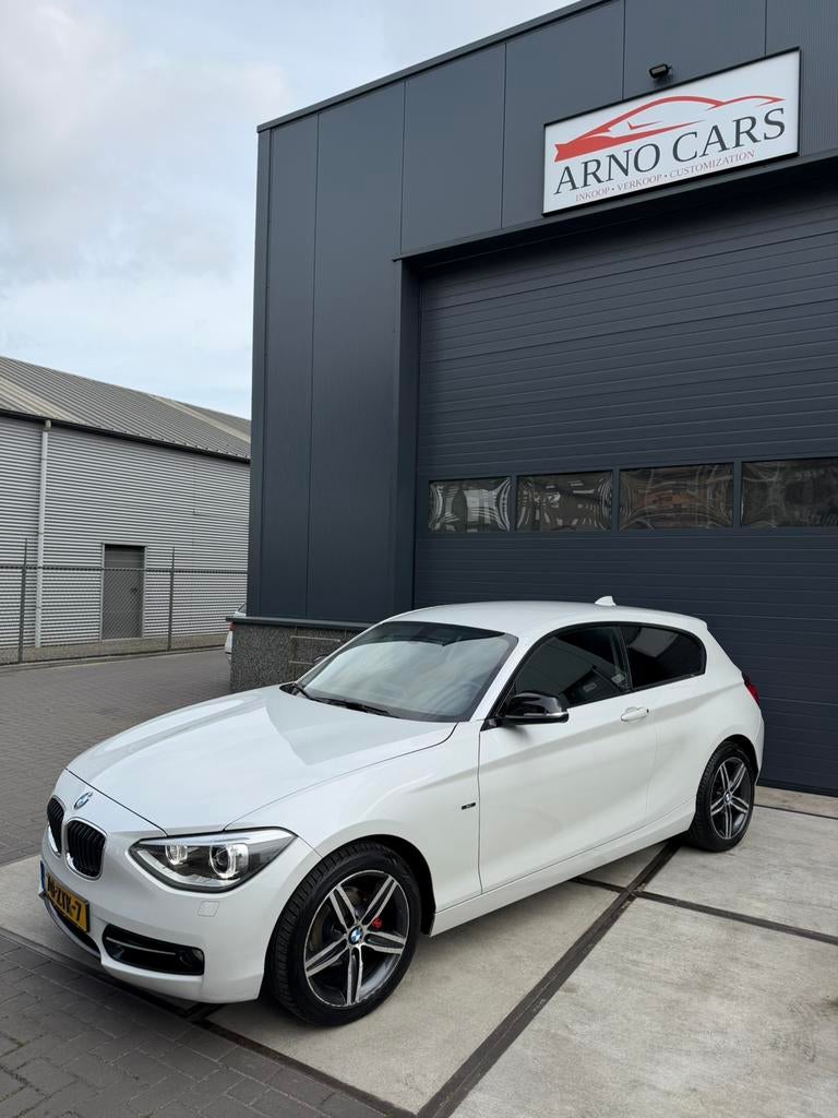 BMW 1-Serie 114i 2013 wit|NWE KETTING|COMPLEET IN ORDE-APK ✅, 1-Serie, Euro 5, Achterwielaandrijving, Zwart