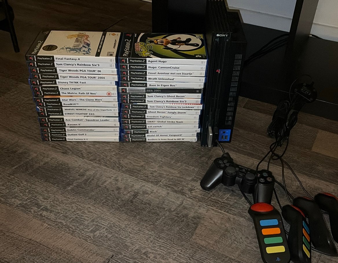 Playstation 2 met 32 spellen en buzz controllers, Ophalen of Verzenden, Zo goed als nieuw, Met 2 controllers