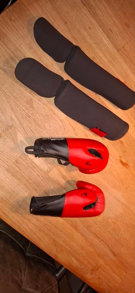Kickboks spullen Bokshandschoenen en scheenbeschermers, Ophalen, Bokshandschoenen