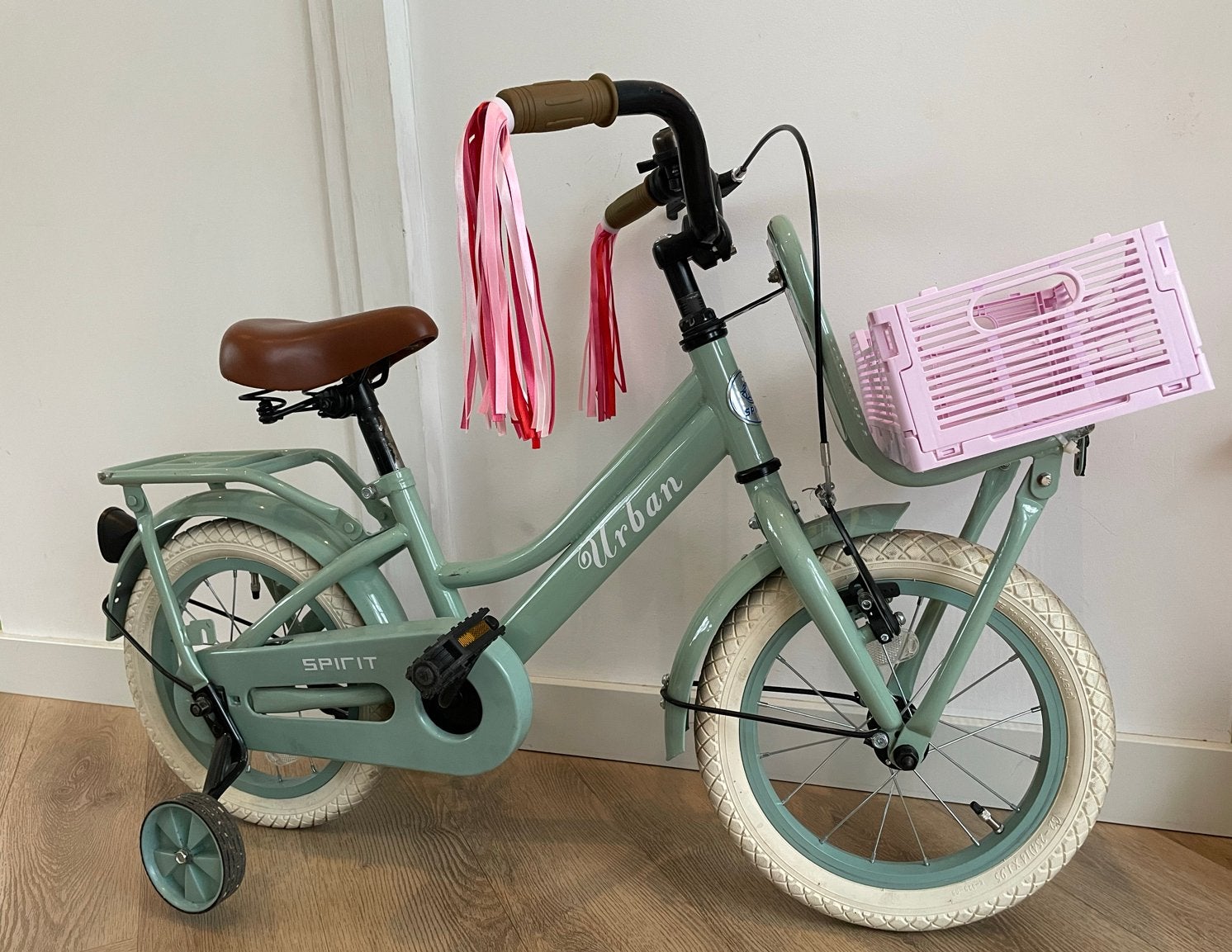 Saliegroene kinderfiets 14 inch met zijwieltjes en kratje, Ophalen, Terugtraprem, Zijwieltjes, Gebruikt