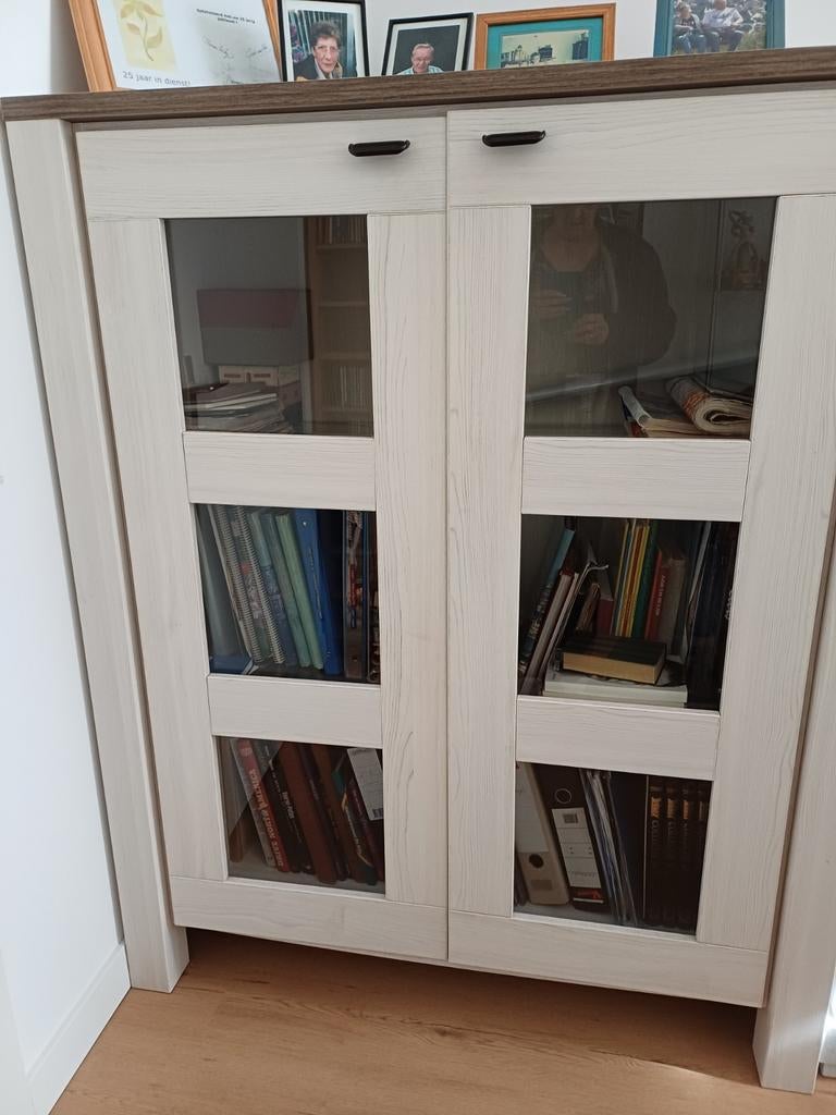 Mooie Boekenkast met Glazen Deuren en Planken, Glas, 100 tot 150 cm, Modern, 25 tot 50 cm