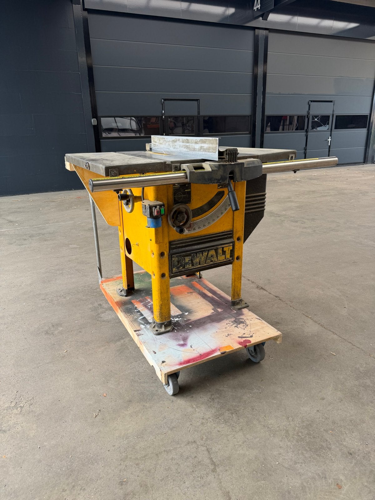 Stabiele en degelijke DeWalt DW746-XJ tafelzaag, Doe-het-zelf en Verbouw, Gereedschap | Zaagmachines, Ophalen, Gebruikt, Cirkelzaag