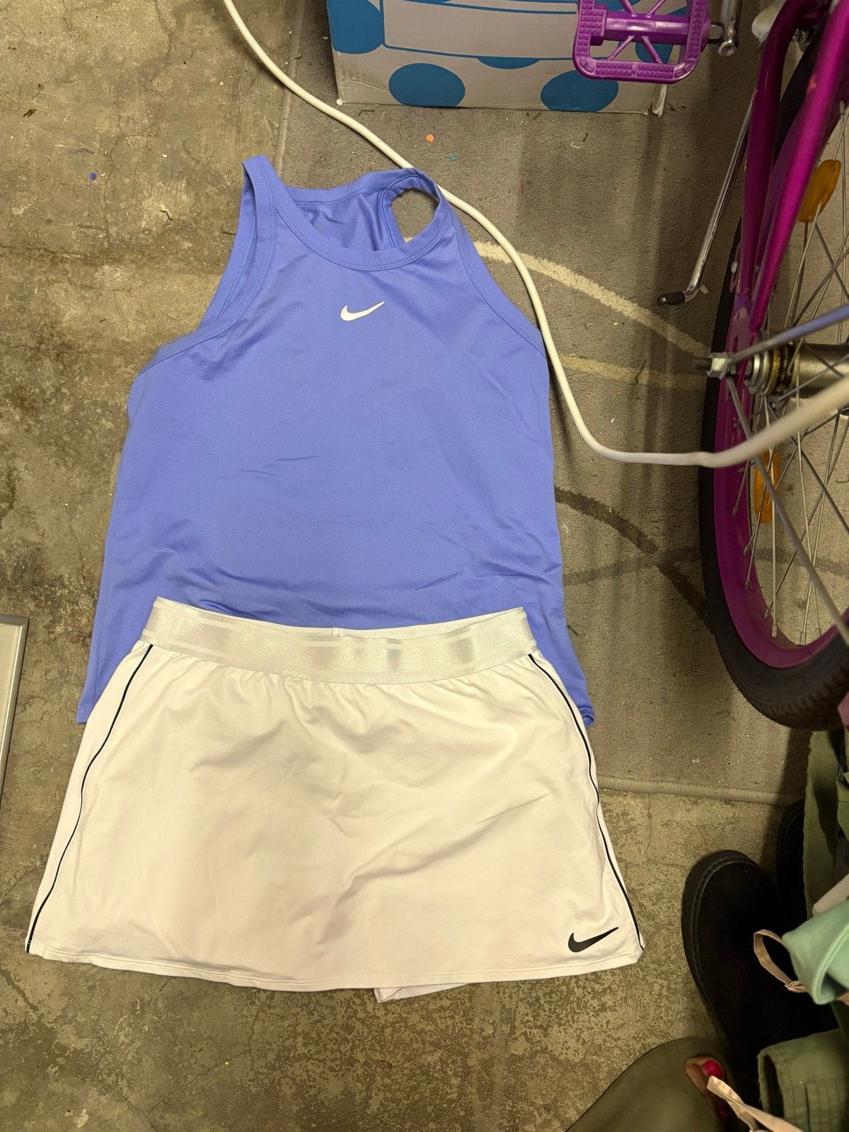 Nike sportset: paarse top en wit rokje (maat L), Paars, Maat 42/44 (L), Ophalen of Verzenden, Zo goed als nieuw