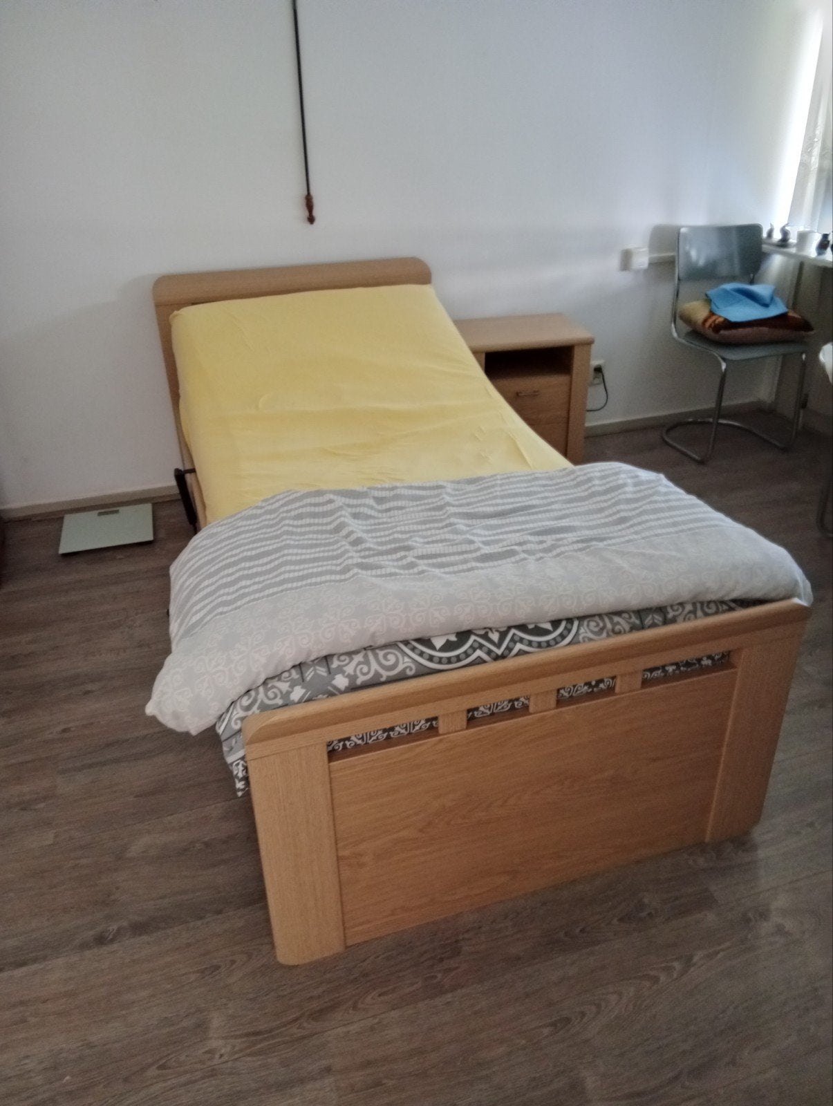 Eenpersoons seniorenbed 90x200 met verstelbare lattenbodem, Huis en Inrichting, Slaapkamer | Bedden, 90 cm, Eenpersoons, Bruin