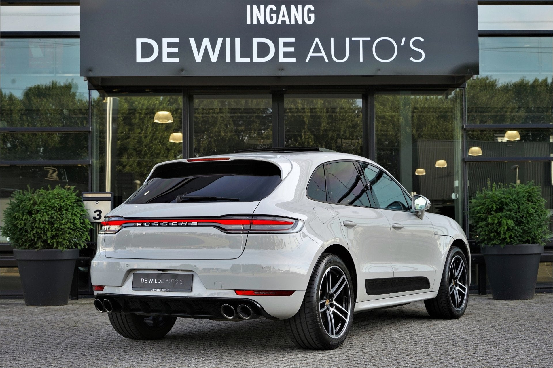 Porsche Macan 2.0 SportDesign Krijt Pano Luchtvering 18-weg, Auto's, Automaat, Dealer onderhouden, Gebruikt, Zwart