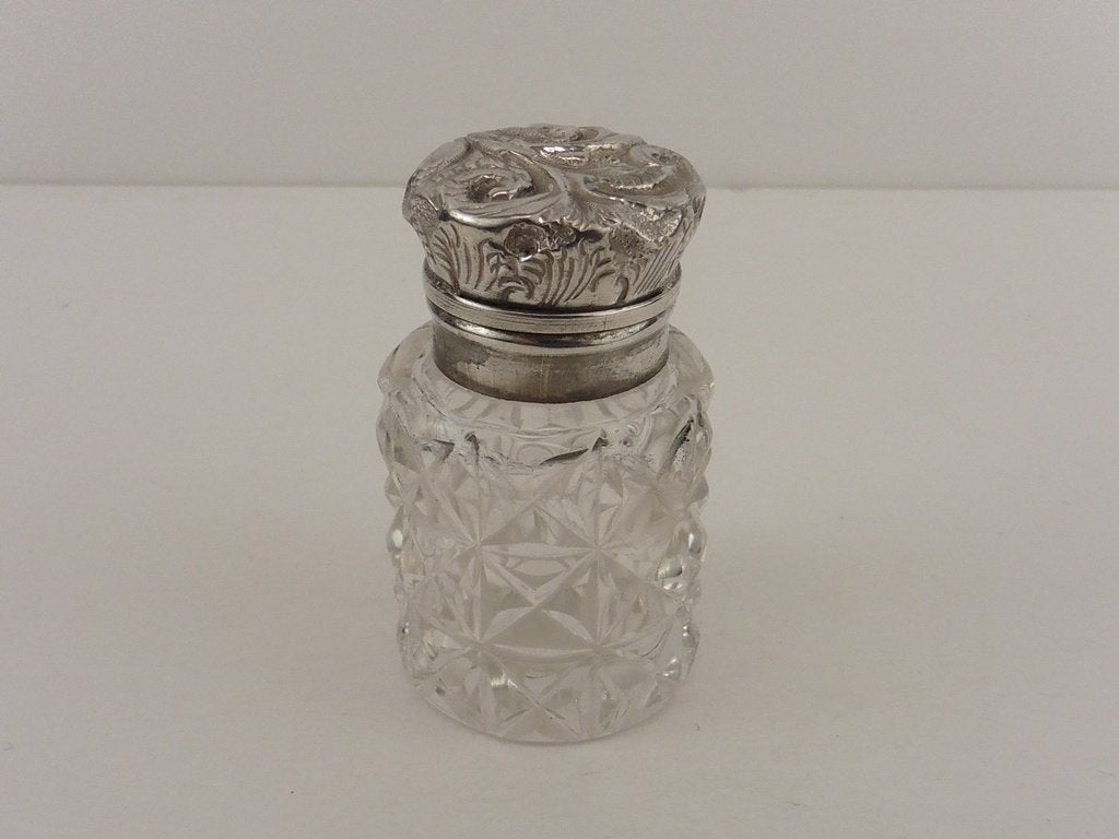 Parfumflesje met zilveren dop                           D134