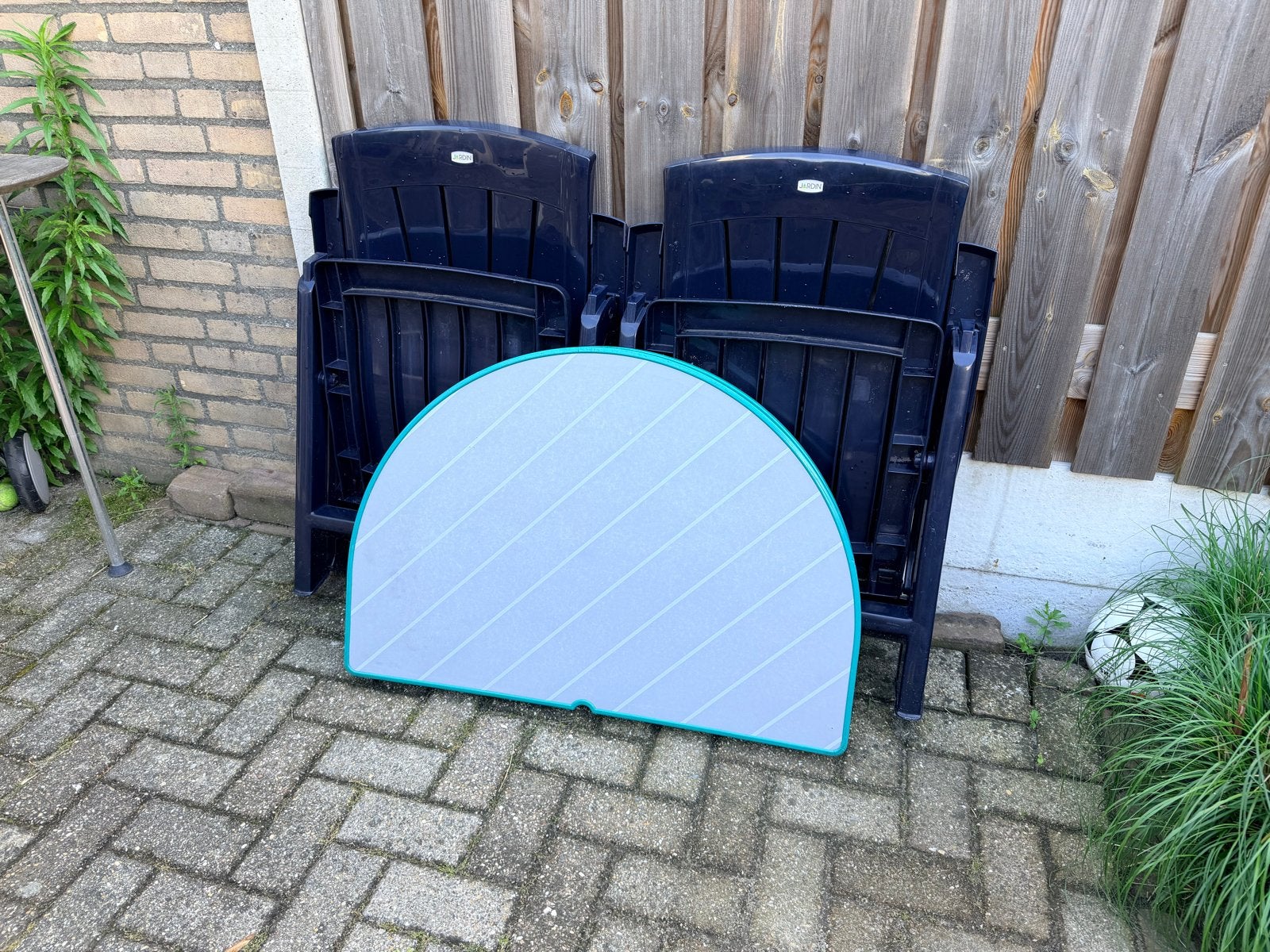 Campingtafel met 2 stoelen - Opvouwbaar en compact, Ophalen of Verzenden, Gebruikt, Ovaal, Kunststof