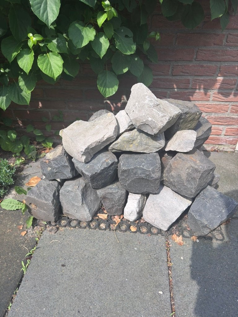 GRATIS AF TE HALEN ca. 30 stuks Basalt Kinderkoppen Kasseien, Ophalen, Gebruikt, Klinkers, Minder dan 5 m²