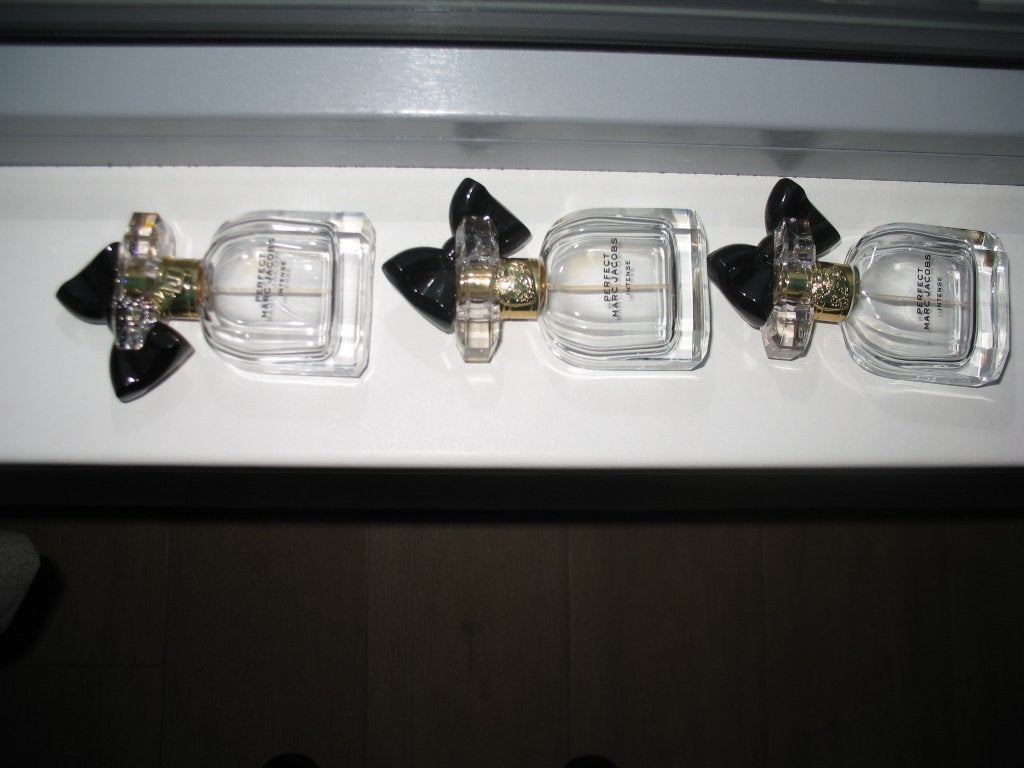 Lege Parfumfles Marc Jacobs Perfect Intense 3 X Zw. Strik, Verzamelen, Ophalen of Verzenden, Parfumfles