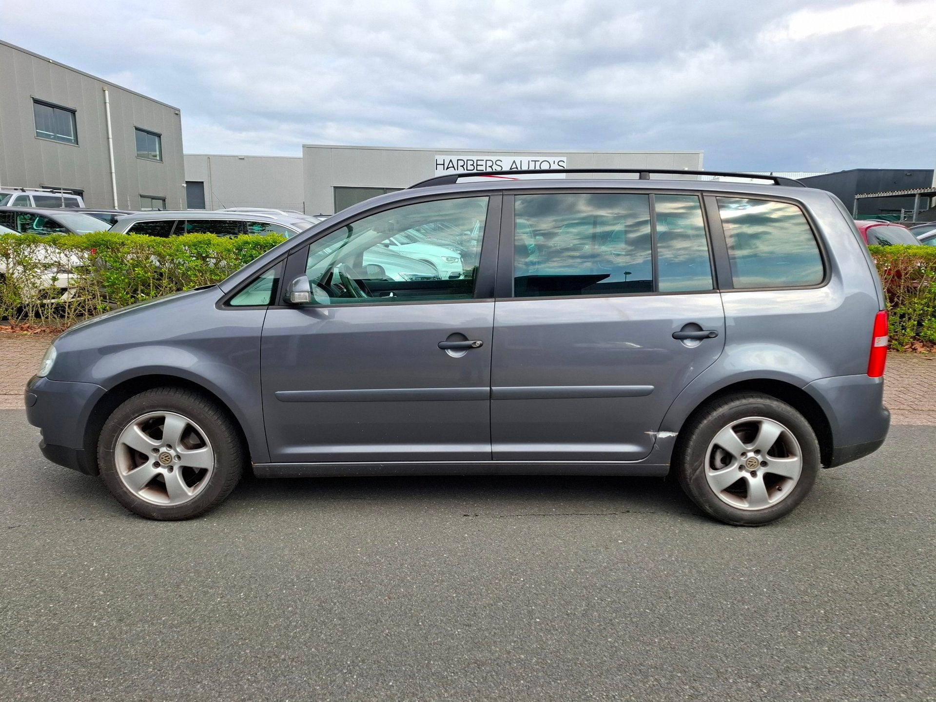 Volkswagen Touran 1.6-16V FSI Business AIRCO/CRUISE!, Dealer onderhouden, Stof, Gebruikt, Zwart