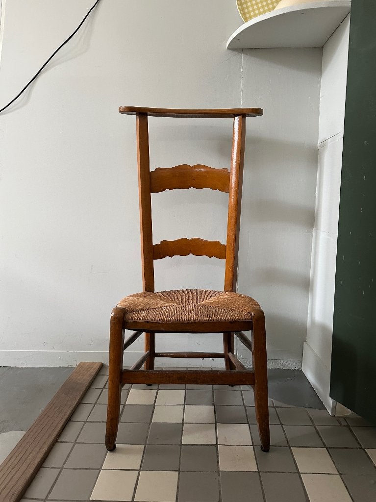 Antieke houten bidstoel met biezen zitting, vintage stoel, Huis en Inrichting, Stoelen, Ophalen, Gebruikt, -, Hout