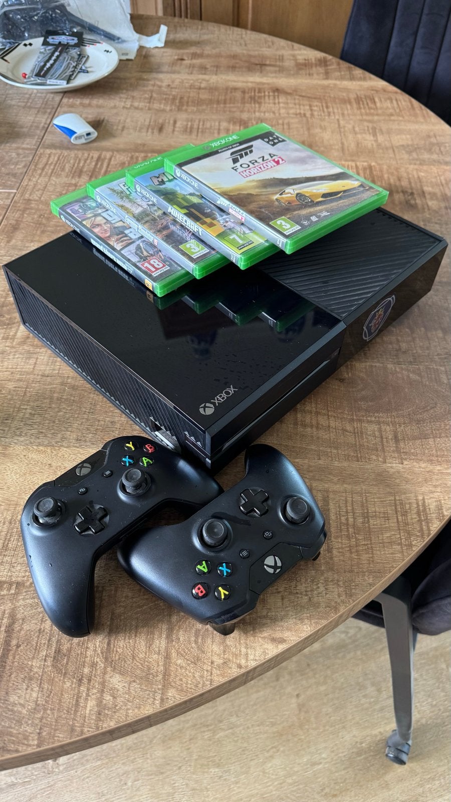 Xbox One console met 2 controllers en 4 spellen, Spelcomputers en Games, Ophalen, Xbox One, Met 2 controllers, Gebruikt