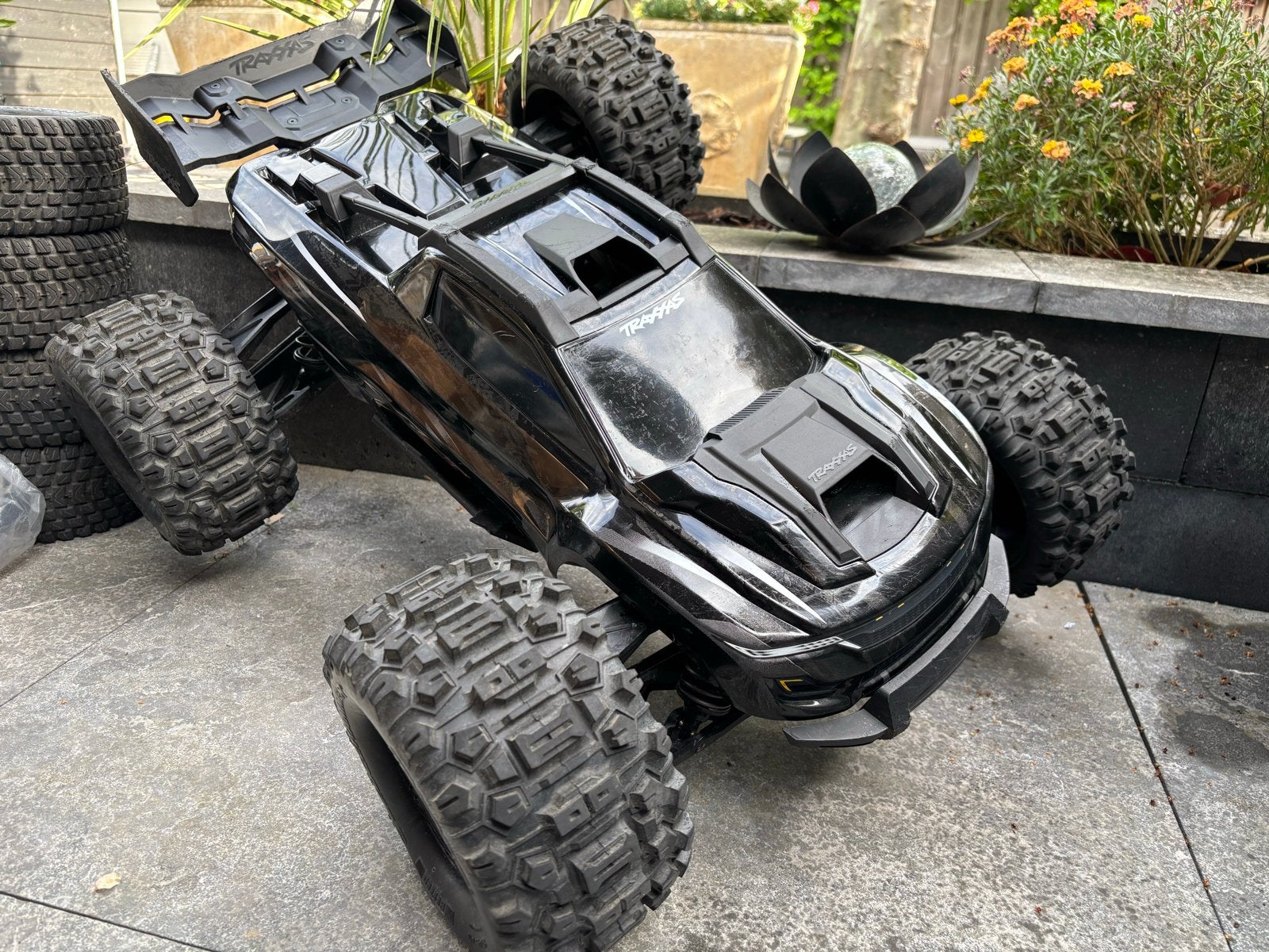 Traxxas XRT met lader, 4 accu's en BT telemetrie, Elektro, Auto offroad, Ophalen of Verzenden, Zo goed als nieuw