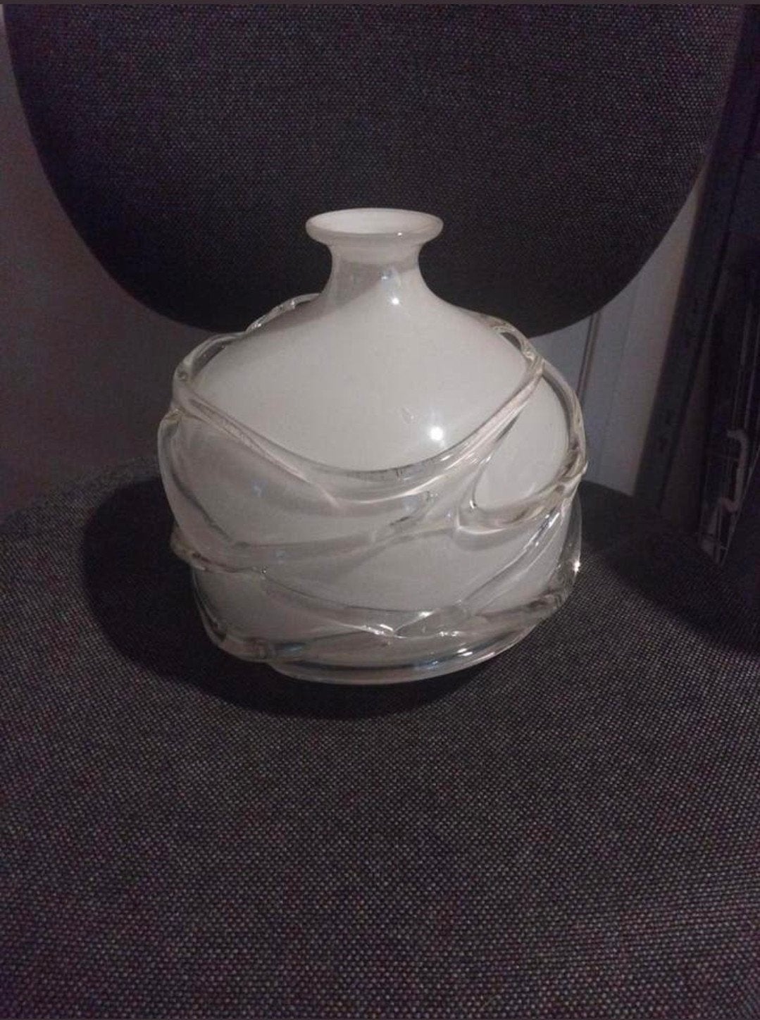 prachtige vaas is gemaakt van wit opaalglas en is versierd m, Ophalen of Verzenden