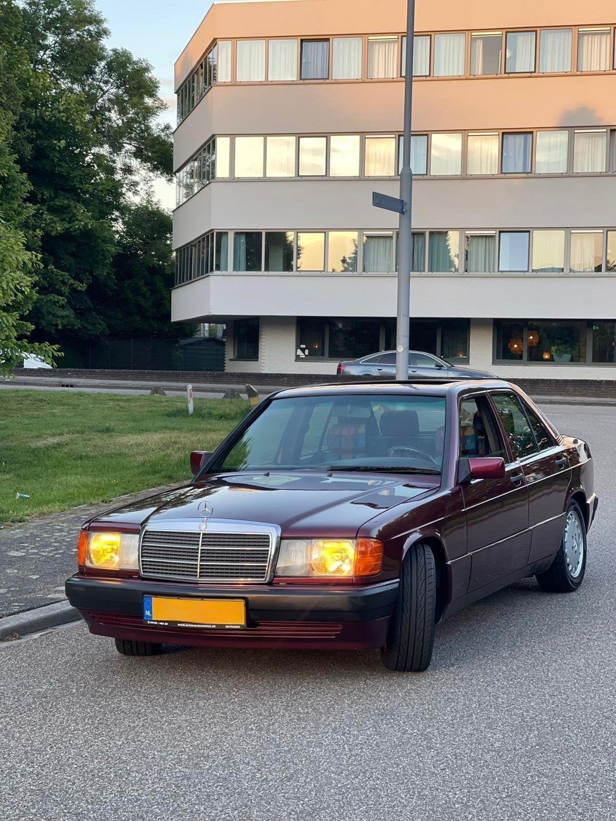 Mercedes-Benz W201 Rosso avantgarde, Auto's, Mercedes-Benz, Particulier, 190-Serie, Panoramadak, Benzine, Sedan, Automaat, Geïmporteerd