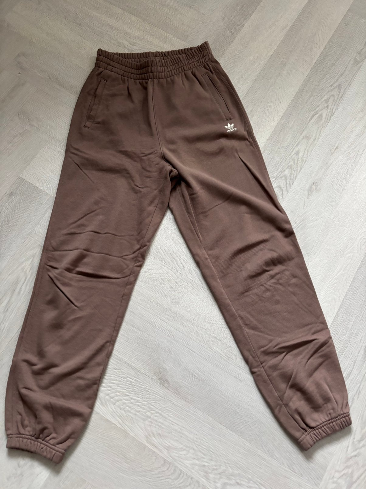 NIEUWE joggingbroek van Adidas mt S, Kleding | Dames, Bruin, Overige typen, Nieuw, Ophalen of Verzenden