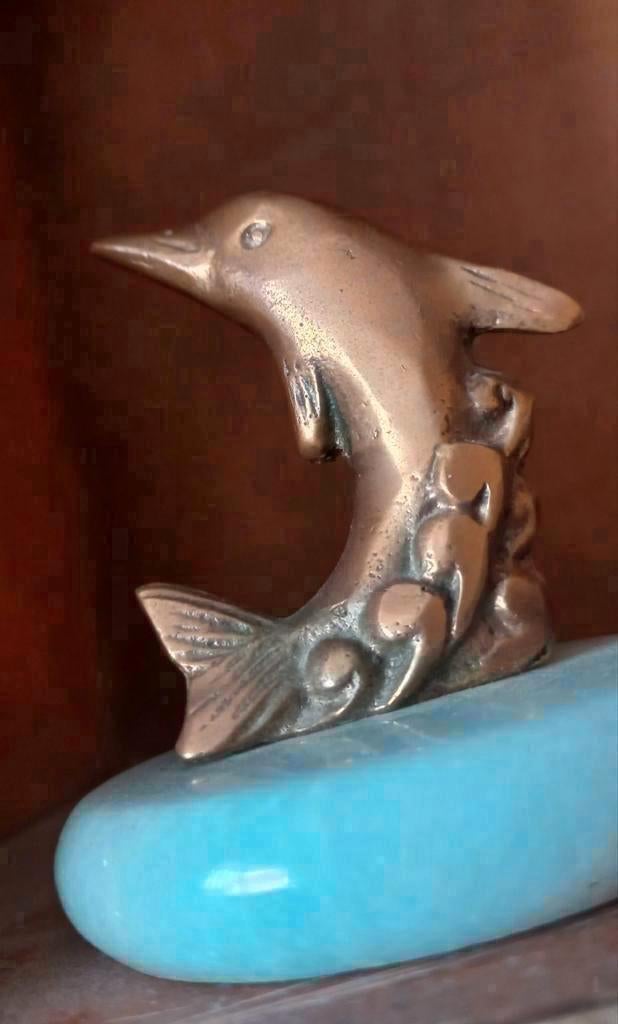 Brons beeldje Massief brons beeld Dolfijn op wite marmeren, Ophalen of Verzenden, Brons