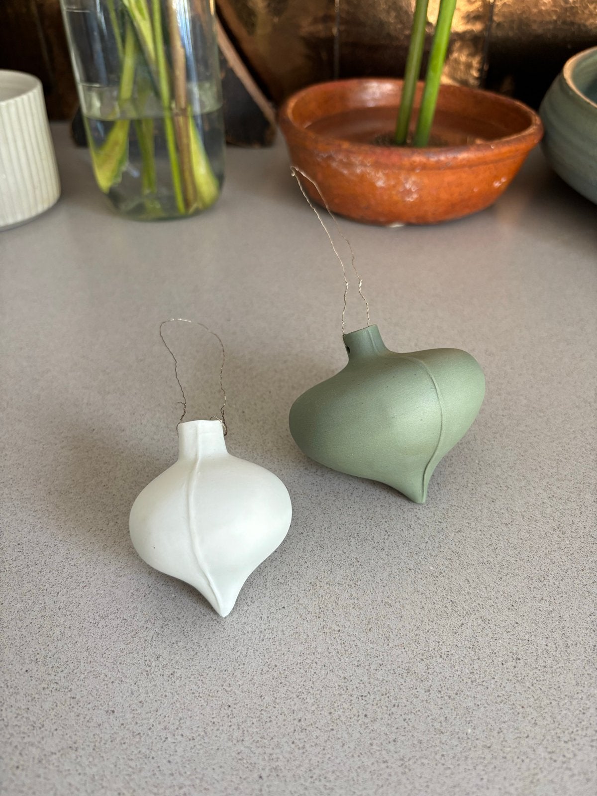 2 Keramieken Hangvaasjes - Wit en Groen, Huis en Inrichting, Woonaccessoires | Vazen, Wit, Aardewerk of Porselein, Ophalen of Verzenden
