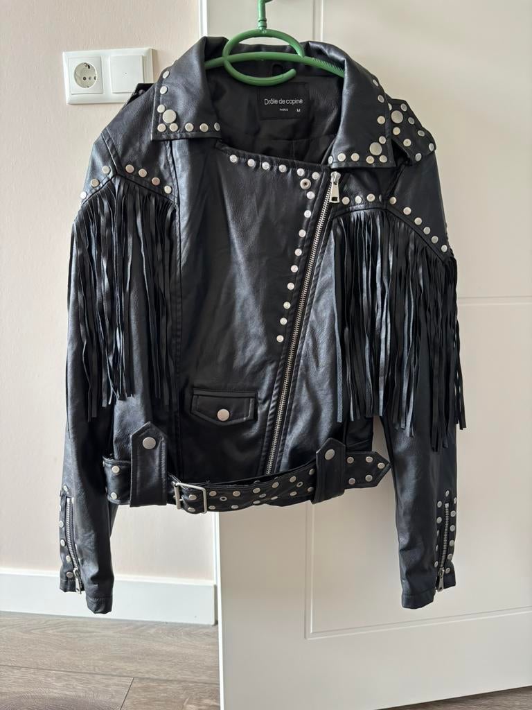 Immitatie leer jasje met studs en franjes. Maat M, Ophalen, Zo goed als nieuw, Maat 38/40 (M), Zwart
