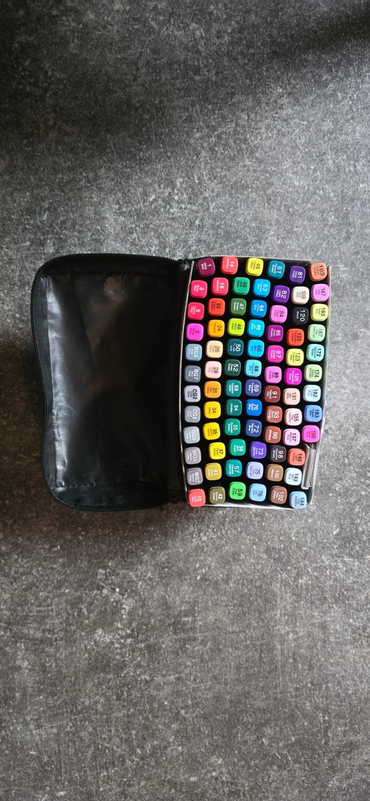 Touch markers (stiften). set 80 stuks in handige draagtas, Hobby en Vrije tijd, Ophalen of Verzenden, Zo goed als nieuw, Potlood of Stift