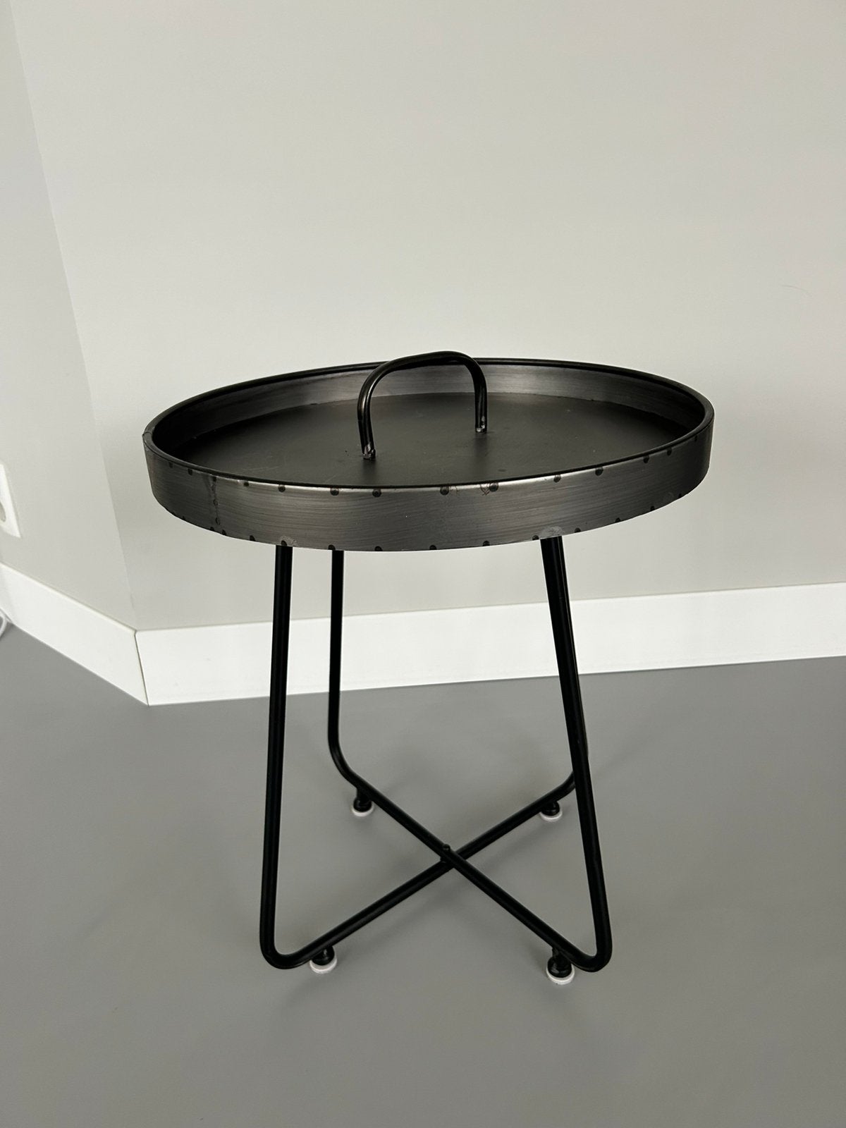 Bijzettafel, salontafel of nachtkastje met handvat, Minder dan 55 cm, Gebruikt, Metaal of Aluminium, Rond