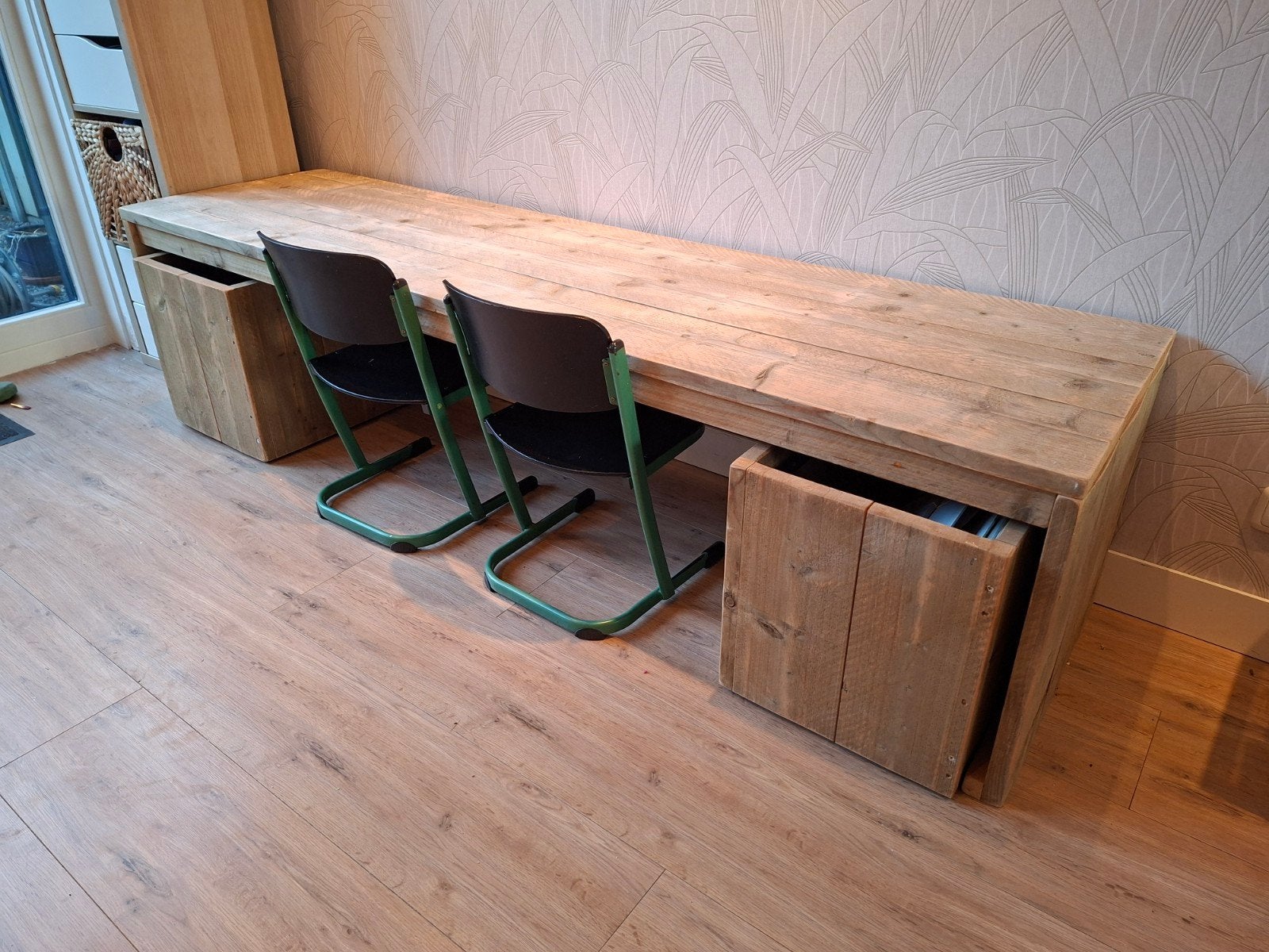 Robuuste houten speeltafel met opbergkisten en stoelen, Gebruikt, 50 tot 100 cm, 200 cm of meer, Industrieel, Landelijk, Robuust