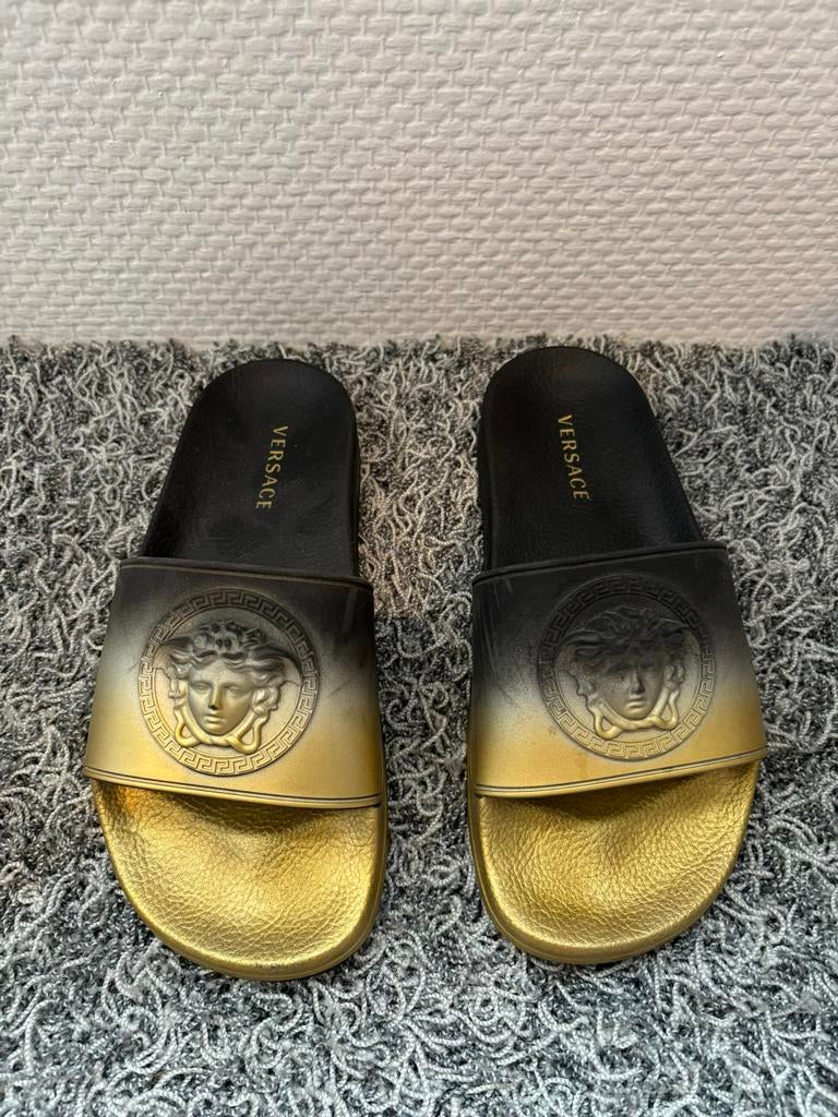Versace slippers zwart goud maat 37, Slippers, Zwart, Ophalen of Verzenden, Zo goed als nieuw