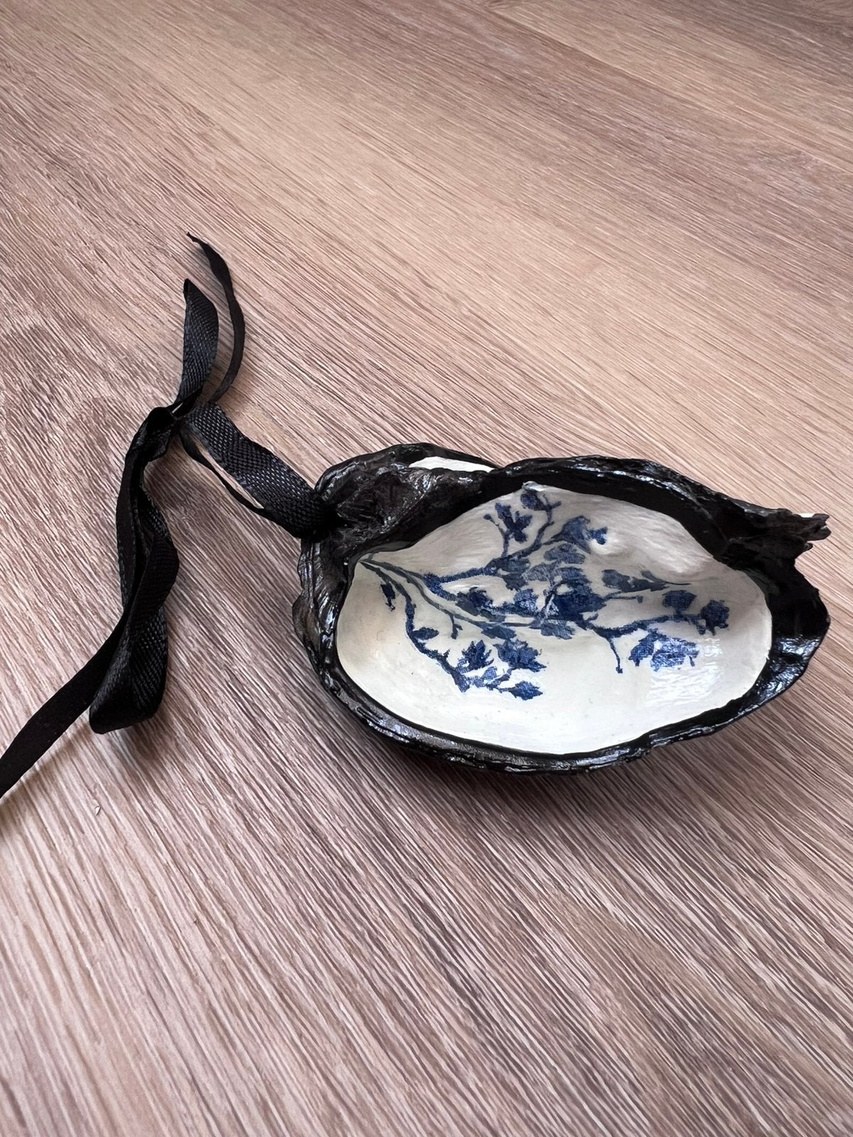 Oesterschelp hanger zwart met blauw bloemmotief, Ophalen of Verzenden, Schelp(en)
