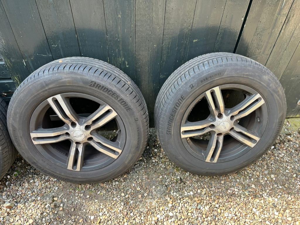 235/60R17 zomerbanden met velgen voor personenbus, Ophalen, Gebruikt