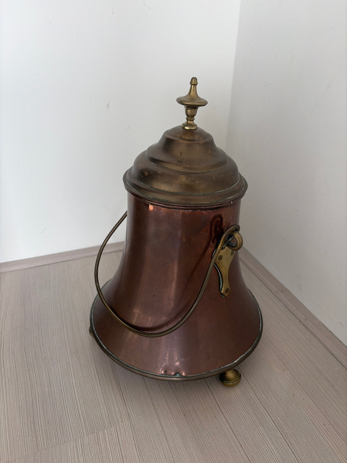 Antieke koperen kolenemmer met bronzen deksel (m2457760893) — Antiek ...