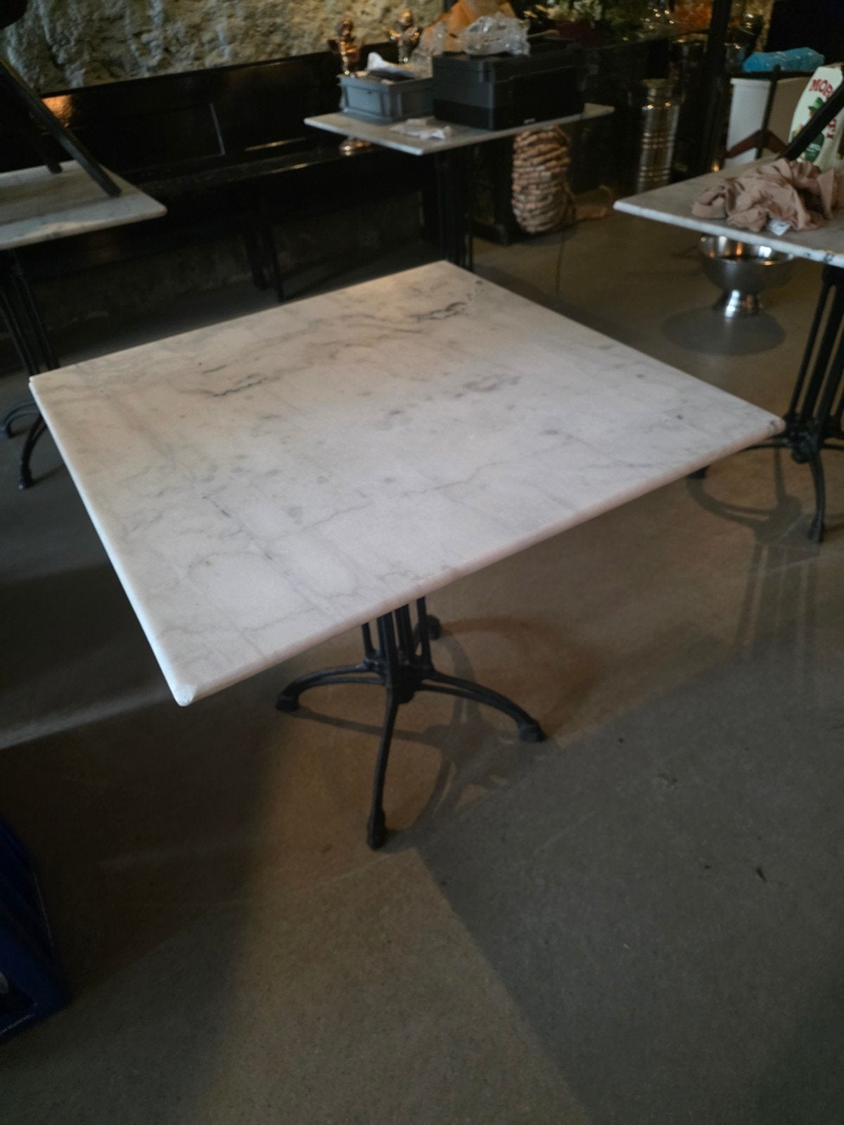bistrotwfel met marmeren tafelblad en gietijzeren onderstel, Ophalen, Gebruikt, 50 tot 100 cm, Vierkant