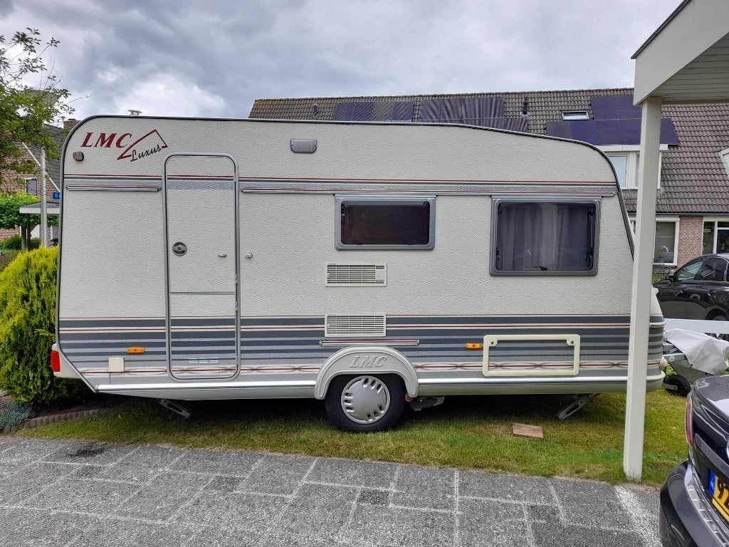 LMC Luxus 450 caravan met luifel, mover en stalling, Dwarsbed, Treinzit, 750 - 1000 kg, Particulier