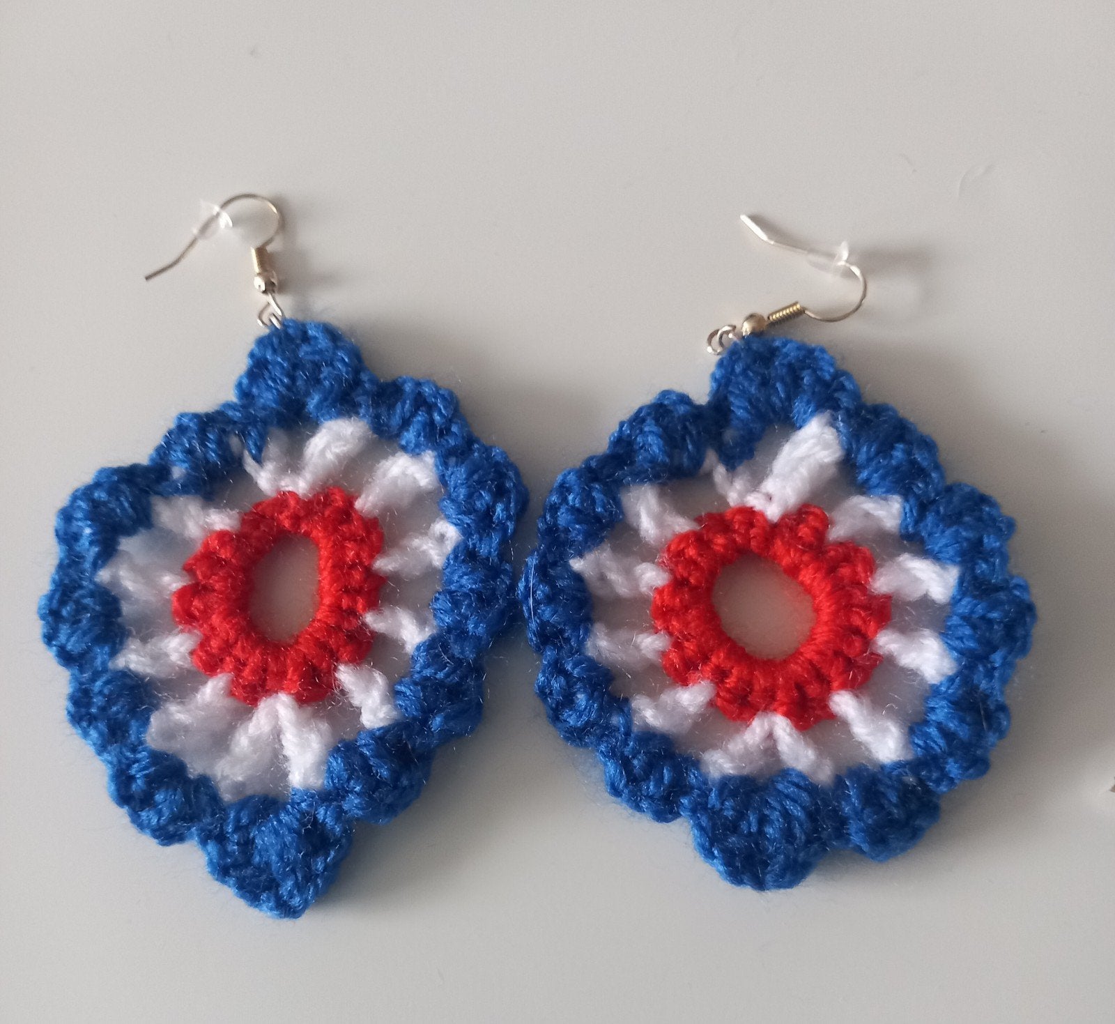 Handgemaakte gehaakte oorbellen - Rood, Wit, Blauw, Overige materialen, Hangers, Blauw, Nieuw