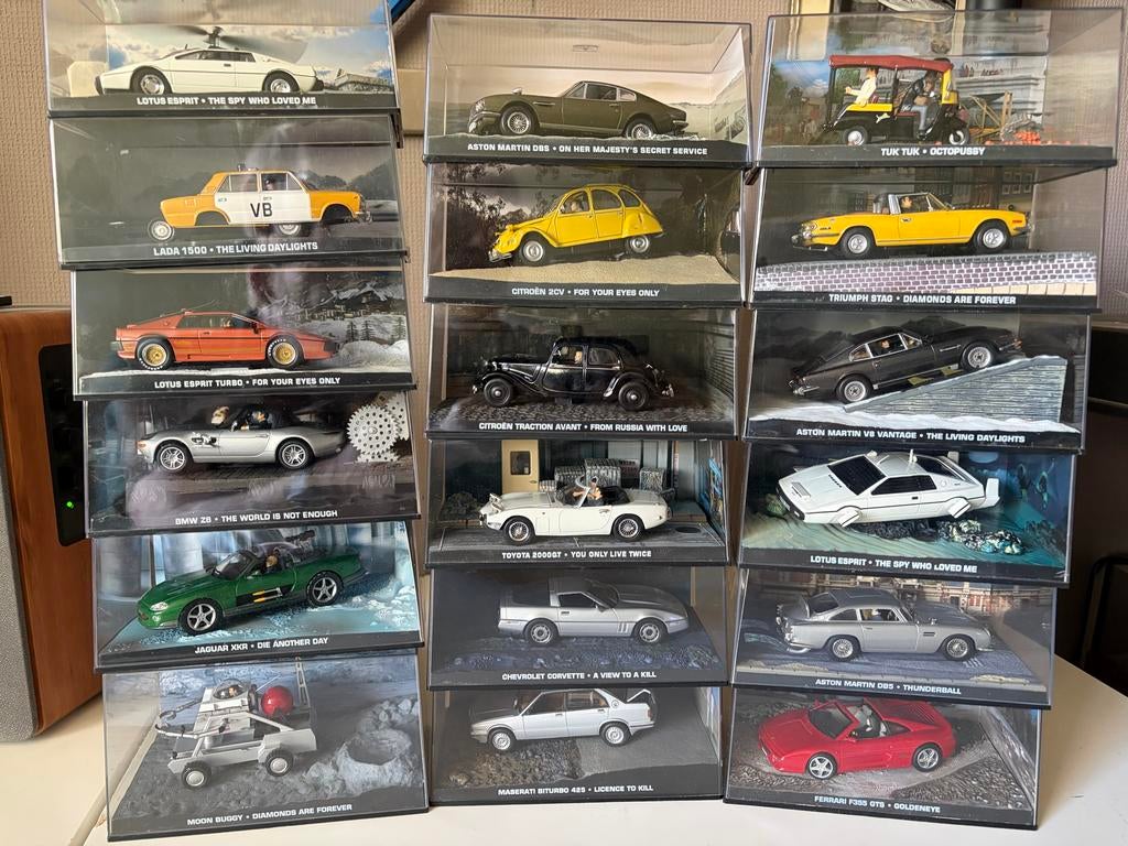 40 James Bond auto's, Hobby en Vrije tijd, Modelauto's | 1:18, Ophalen of Verzenden, Gebruikt, Auto, Overige merken