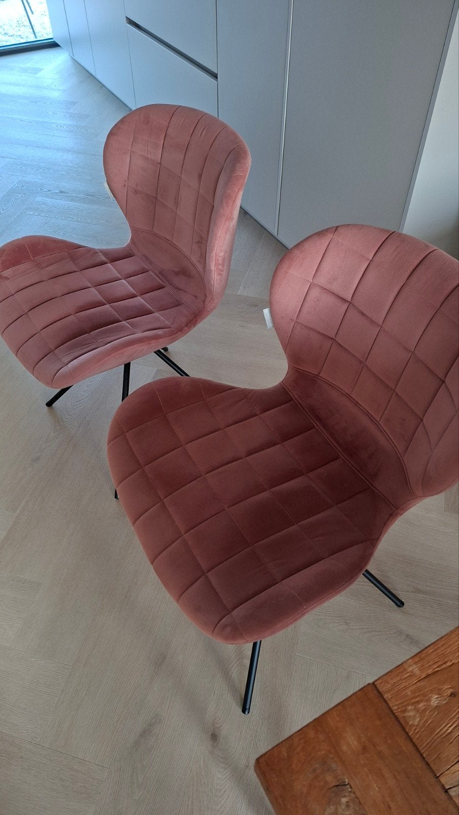 Twee roze velours eetkamerstoelen OMG van Zuiver, Huis en Inrichting, Stoelen, Ophalen, Gebruikt, Twee, Overige kleuren