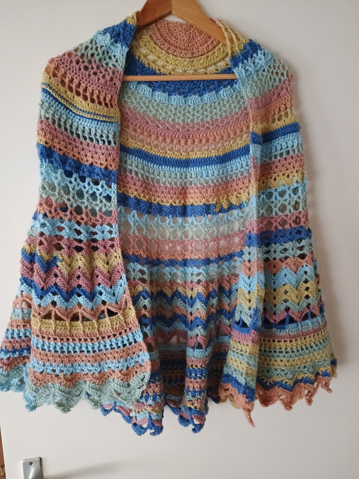 handmade Gehaakte omslagdoek in vrolijke kleuren, Kleding | Dames, Handgemaakt, Ophalen, Nieuw, Sjaal