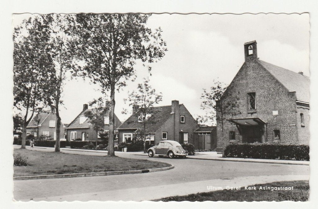 Ulrum - Geref Kerk Asingastraat, met mooie oude auto (kever), Ophalen of Verzenden, 1960 tot 1980, Gelopen, Groningen