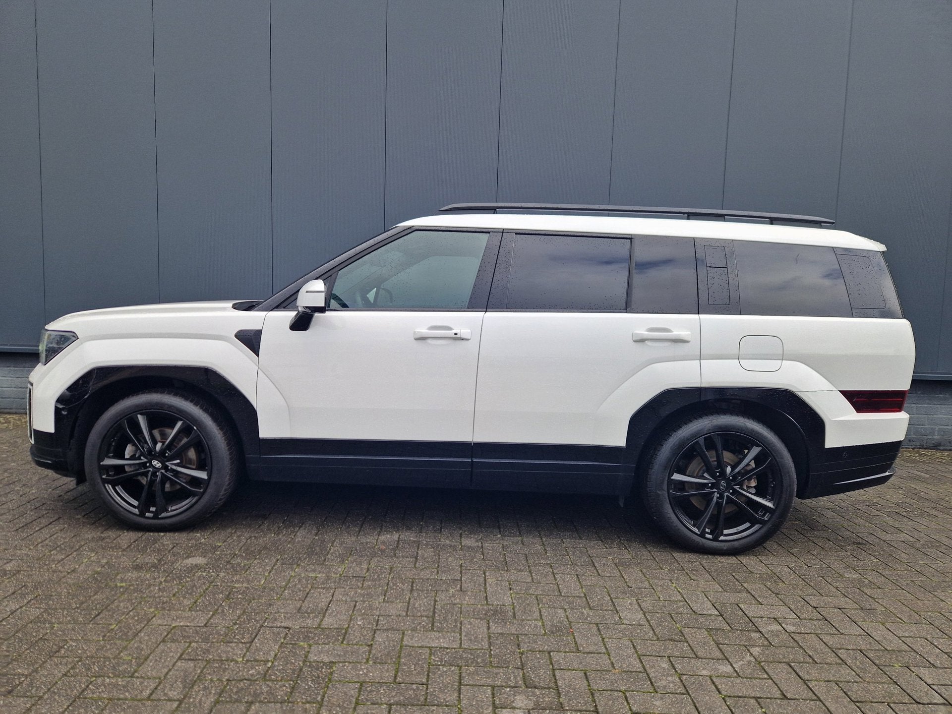 Hyundai Santa Fe 1.6 T-GDI PHEV Black Line 4WD 7p, Auto's, Automaat, Santa Fe, Zwart, 4 cilinders