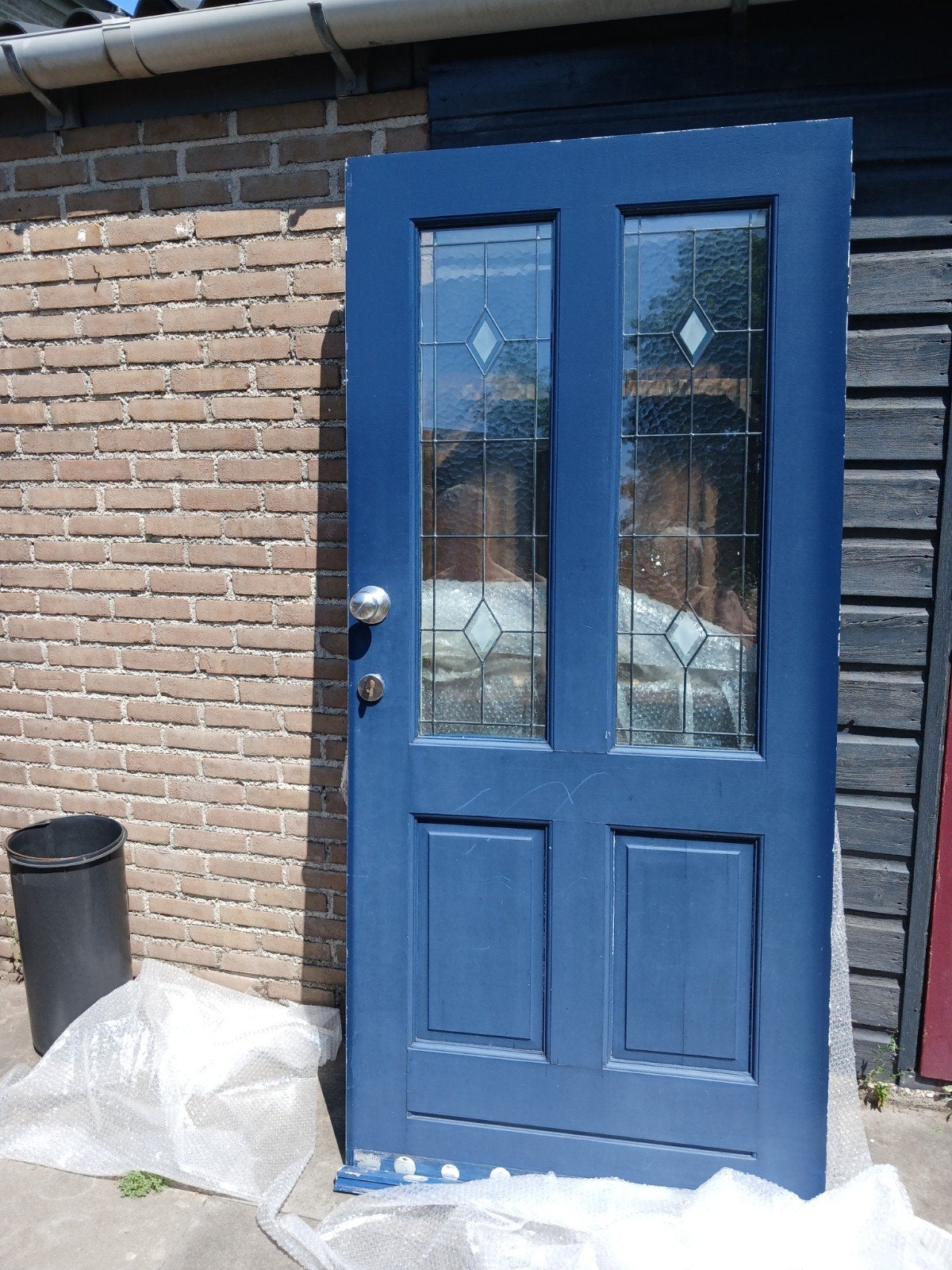 Mooie blauwe buitendeur met glas in lood, Ophalen