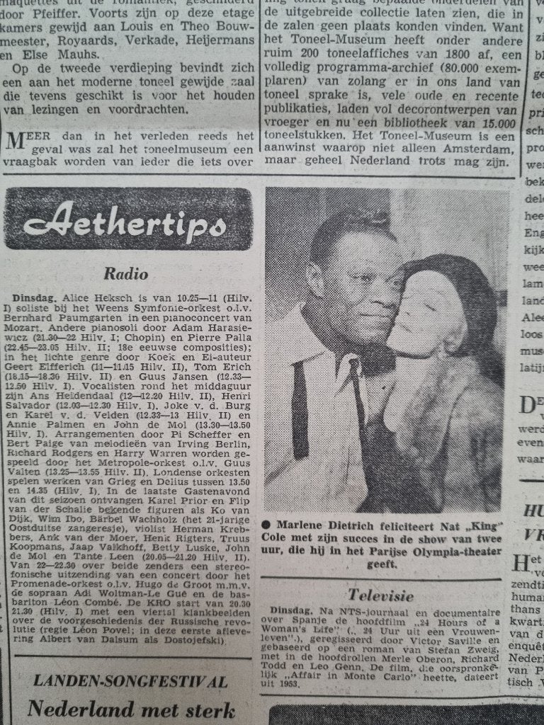 Marlene Dietrich feliciteert Nat King Cole (1960), Verzamelen, Ophalen of Verzenden, 1960 tot 1980, Knipsel(s)