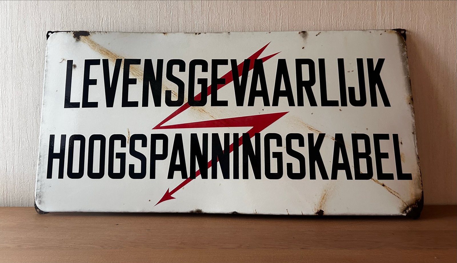 Emaille bord 'Levensgevaarlijk Hoogspanningskabel', Ophalen