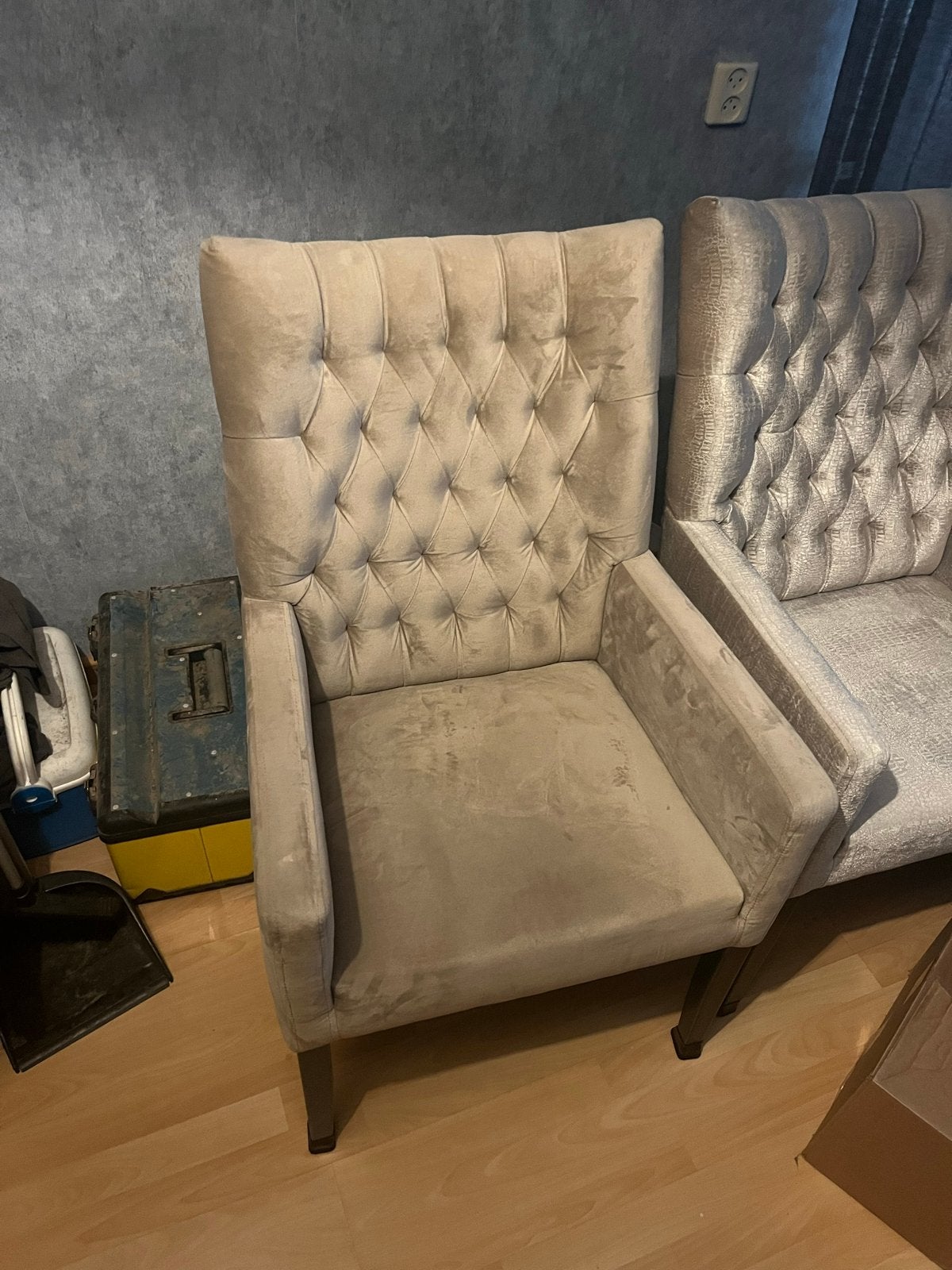 2 Eetkamerstoelen: 1 met slangenleerprint, 1 met stof, Huis en Inrichting, Ophalen, Gebruikt, Twee, Overige kleuren