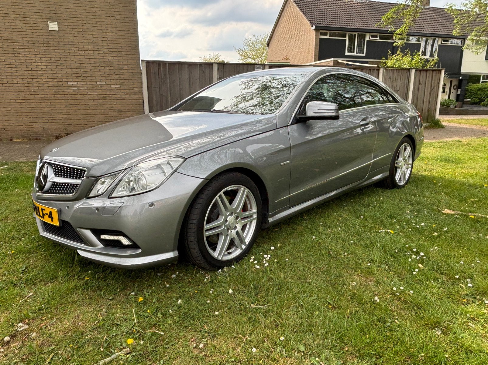 Mercedes-Benz E-Klasse 1.8 E250 CGI Coupe AUT 2010 Grijs, Auto's, Mercedes-Benz, Achterwielaandrijving, 1800 kg, 4 cilinders, 4 stoelen
